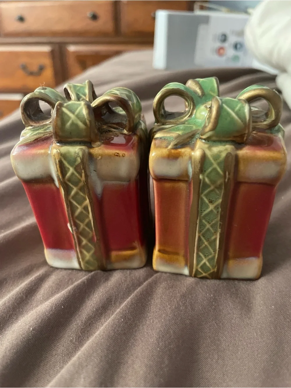 Holiday Ceramic Present Salt and Pepper Shakers Red , Green & Gold